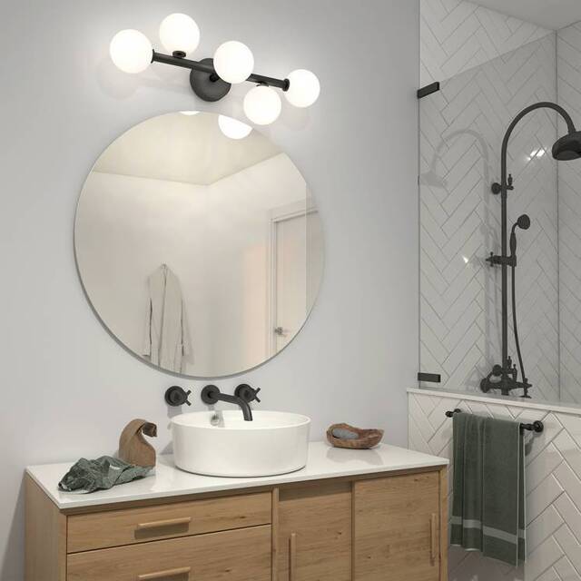 Iluminación del cuarto de baño instalada en la pared